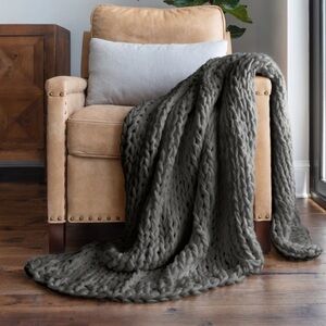 LINENS & HUTCH gray chunky knit throw blanket